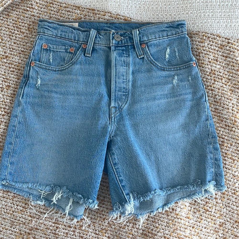 LEVI’s 501 Mid Thigh